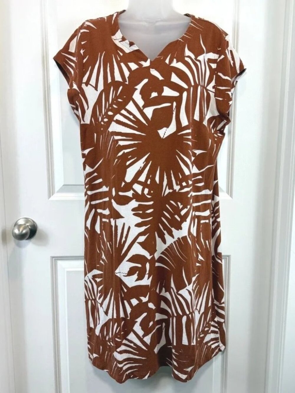 D&Co Beach Women's Palm Leaf Shift Dress L Rust Brown White V-Neck Tropical Boho
